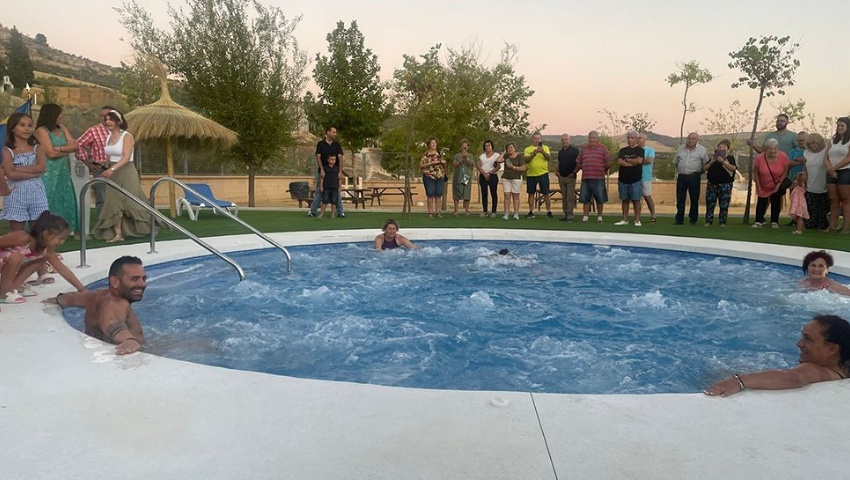 Una piscina de hidroterapia en el complejo deportivo municipal de Santa Cruz del Comercio